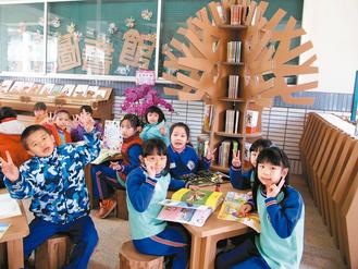 臺灣一小學獲贈“紙圖書館” 桌椅書架回收紙再制(圖) 臺灣一小學獲贈“紙圖書館” 桌椅書架回收紙再制(圖)