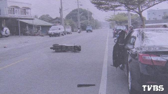 汽車門突然打開 臺灣每年3000人因此撞傷(圖) 汽車門突然打開 臺灣每年3000人因此撞傷(圖)