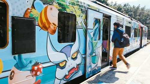臺鐵內灣線動漫人物躍上車廂游客直呼可愛(圖)