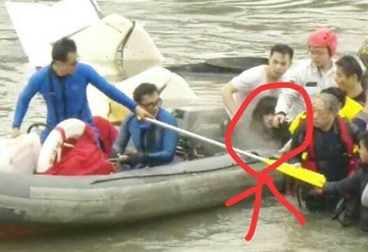 復興墜河現場靈異照片,經查證為角度問題 復興墜河現場靈異照片,經查證為角度問題