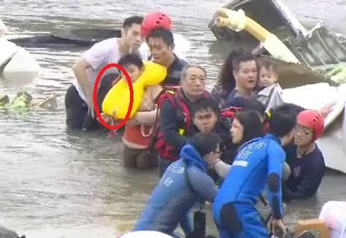 被懷疑是靈異照片的女子,當時被其他生還者擋在后方,而穿白衣的男子還將手搭在她身上 被懷疑是靈異照片的女子,當時被其他生還者擋在后方,而穿白衣的男子還將手搭在她身上