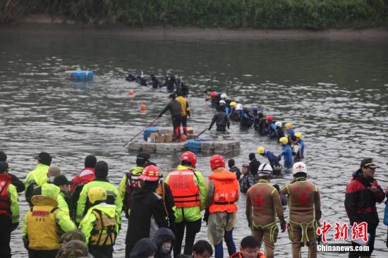 復興空難第8日出動平臺船載挖土機 力尋失蹤者 復興空難第8日出動平臺船載挖土機 力尋失蹤者