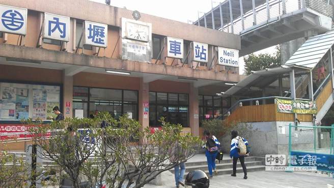 內(nèi)壢火車站鐵軌疑似天氣熱變形,目前維持單向通車。(臺灣中時電子報 康鴻志攝) 內(nèi)壢火車站鐵軌疑似天氣熱變形,目前維持單向通車。(臺灣中時電子報 康鴻志攝)