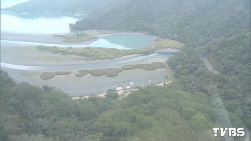 臺灣缺水:日月潭水位下降沙洲裂痕明顯(圖) 臺灣缺水:日月潭水位下降沙洲裂痕明顯(圖)