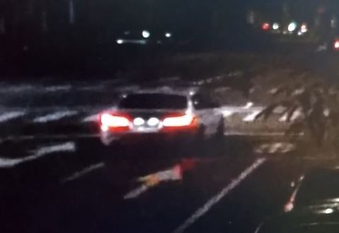 監視器畫面拍下白色BMW肇事后加速逃逸 監視器畫面拍下白色BMW肇事后加速逃逸