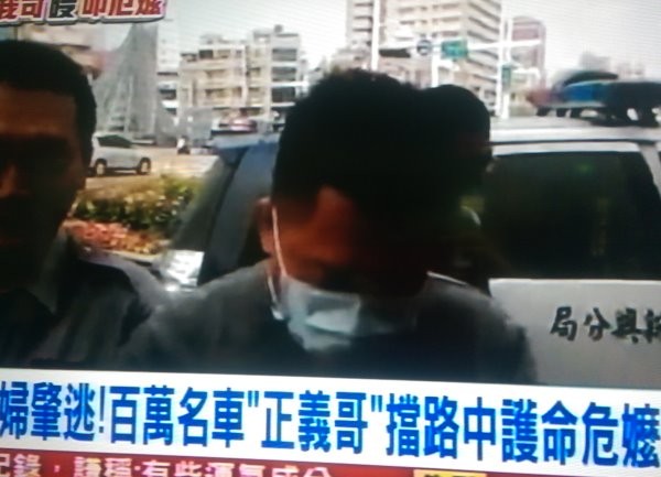 肇事逃逸的白色BMW駕駛在今天上午被警方逮捕 肇事逃逸的白色BMW駕駛在今天上午被警方逮捕