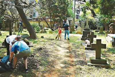 非親非故無所謂 新北墓園年年都有老外集體掃墓(圖) 非親非故無所謂 新北墓園年年都有老外集體掃墓(圖)