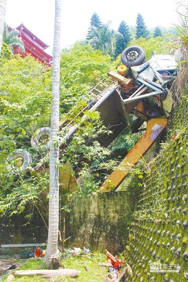 吊車滾落10米工人彈飛1死3傷(圖)