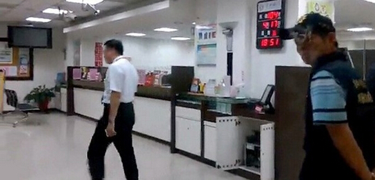 臺中銀行遭熟客搶600余萬,劫匪未蒙面。(圖) 臺中銀行遭熟客搶600余萬,劫匪未蒙面。(圖)