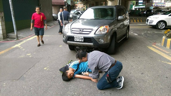 臺灣最美風(fēng)景眾人合力抬車救學(xué)生(圖)