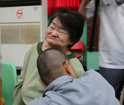 母親節(jié)前夕臺灣收容人流淚幫腦麻媽媽洗腳(圖)