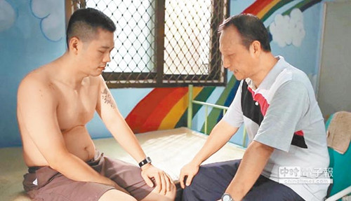 幫派老大戒毒悔過勸世曾捧母親骨灰壇照吸毒(圖)