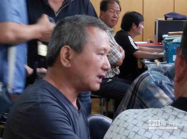 臺灣警察凌晨回家被撞 遭拖行1公里(圖) 臺灣警察凌晨回家被撞 遭拖行1公里(圖)