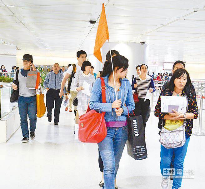 圖為陸客自桃園機(jī)場(chǎng)入境。(中時(shí)電子報(bào)圖) 圖為陸客自桃園機(jī)場(chǎng)入境。(中時(shí)電子報(bào)圖)