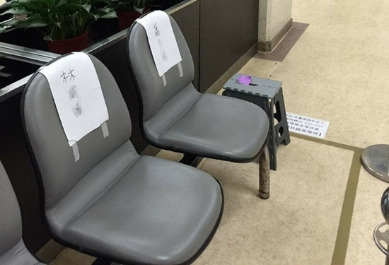 臺高中生家長為搶知名醫院實習名額徹夜排隊(圖)