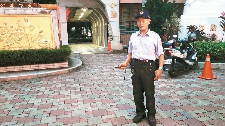 擔任校警的黃姓身障人士表示,因生活所迫才擔任校警,只要能領到薪水,愿意接受調整職務。 (臺灣《聯合報》 文寶攝) 擔任校警的黃姓身障人士表示,因生活所迫才擔任校警,只要能領到薪水,愿意接受調整職務。 (臺灣《聯合報》 文寶攝)
