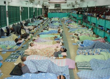 高齡受刑人增多 臺灣需要“老人監(jiān)獄”?(圖) 高齡受刑人增多 臺灣需要“老人監(jiān)獄”?(圖)