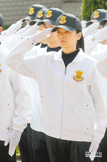 臺(tái)當(dāng)局訓(xùn)練女特勤人員 保護(hù)大選女候選人(圖) 臺(tái)當(dāng)局訓(xùn)練女特勤人員 保護(hù)大選女候選人(圖)