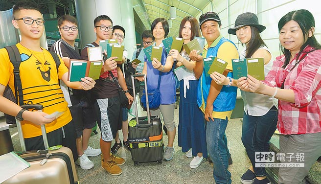 臺媒:臺胞今日起免簽注 省錢省時省力(圖) 臺媒:臺胞今日起免簽注 省錢省時省力(圖)