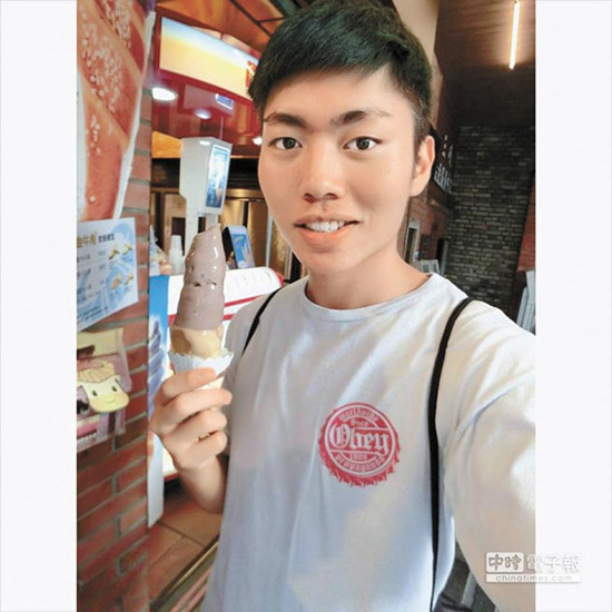 臺塵爆“奇跡男孩”病情穩(wěn)定 看美食節(jié)目喊餓(圖) 臺塵爆“奇跡男孩”病情穩(wěn)定 看美食節(jié)目喊餓(圖)