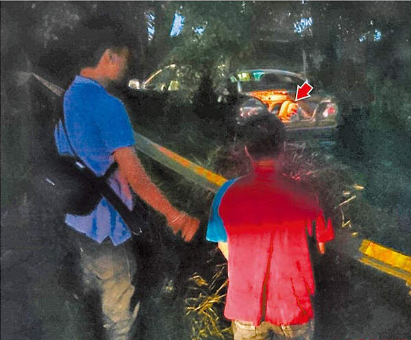 兇嫌蔡俊義對著后車廂內(nèi)蔡女尸體(箭頭處)下跪哭喊“對不起” 兇嫌蔡俊義對著后車廂內(nèi)蔡女尸體(箭頭處)下跪哭喊“對不起”