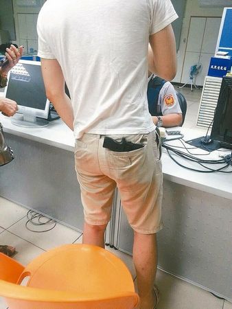 男子“手槍”插口袋逛街被逮緩緩掏出后警察傻眼