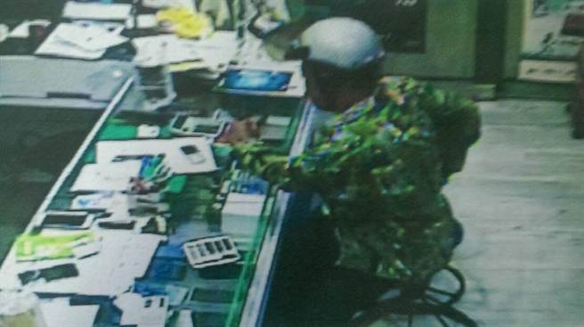 62歲男子偷智能手機 因為會用怒丟垃圾車里 62歲男子偷智能手機 因為會用怒丟垃圾車里