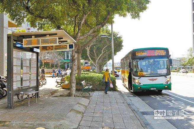 目前臺北市公交車票價全票15元,老殘孩童優待票為半價8元,另學生軍警優待票則是12元。(《中國時報》圖) 目前臺北市公交車票價全票15元,老殘孩童優待票為半價8元,另學生軍警優待票則是12元。(《中國時報》圖)