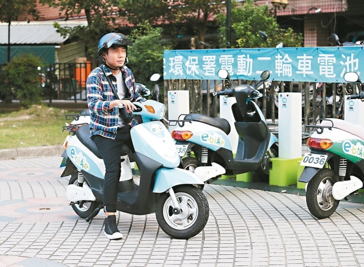 由于六月一名14歲少女無照騎乘E-Bike電動車肇事,十月一日起,臺北市政府將禁止電動車騎上人行道。(中時電子報 林澔一攝) 由于六月一名14歲少女無照騎乘E-Bike電動車肇事,十月一日起,臺北市政府將禁止電動車騎上人行道。(中時電子報 林澔一攝)