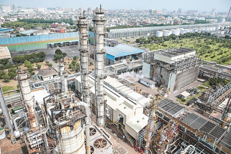 高雄煉油廠增建五輕工場引發當地居民抗爭,25年遷廠期限今年底到期。(《聯合報》 程宜華攝) 高雄煉油廠增建五輕工場引發當地居民抗爭,25年遷廠期限今年底到期。(《聯合報》 程宜華攝)