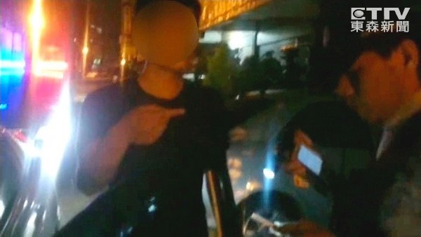 毒蟲被抓嫌筆錄做太久 跳針嗆警:拔槍拼輸贏 毒蟲被抓嫌筆錄做太久 跳針嗆警:拔槍拼輸贏