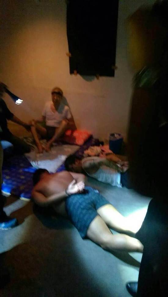 香港富商黃煜坤綁票案宣告?zhèn)善疲?7日晚間10時許攻堅,嫌犯被壓制在地上,黃煜坤在一旁一臉驚恐。(中國時報)