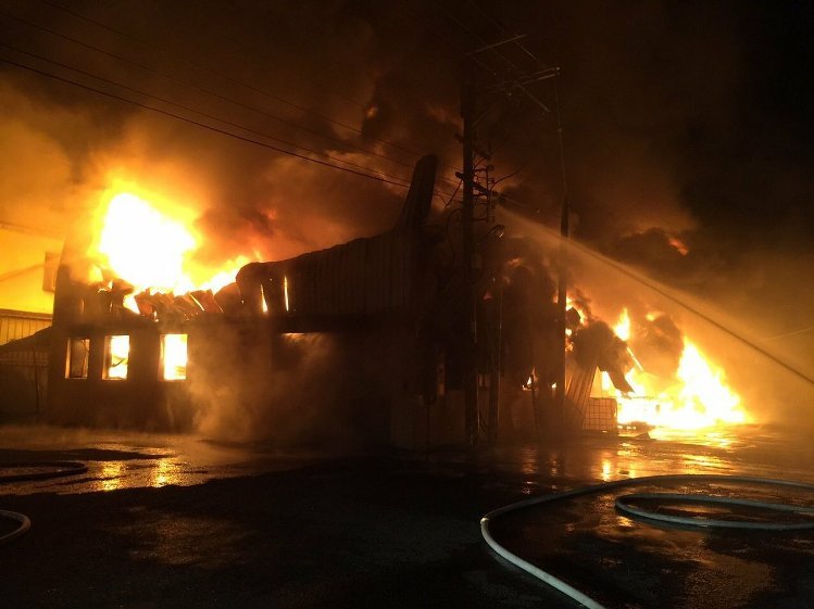 彰化秀水工廠今天凌晨火警 工廠燒毀無人傷 彰化秀水工廠今天凌晨火警 工廠燒毀無人傷