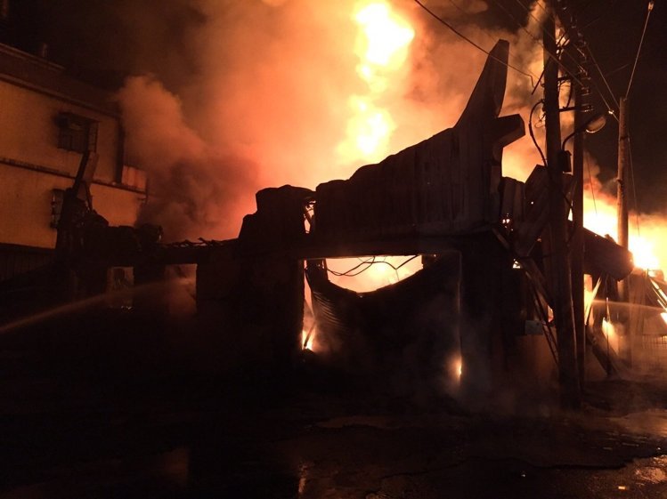 彰化秀水工廠今天凌晨火警 工廠燒毀無人傷 彰化秀水工廠今天凌晨火警 工廠燒毀無人傷