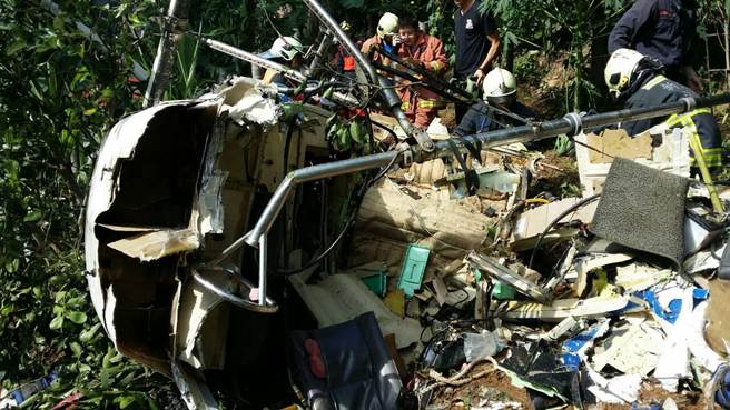 臺灣一架直升機墜落機頭全毀 2駕駛員身亡(圖) 臺灣一架直升機墜落機頭全毀 2駕駛員身亡(圖)