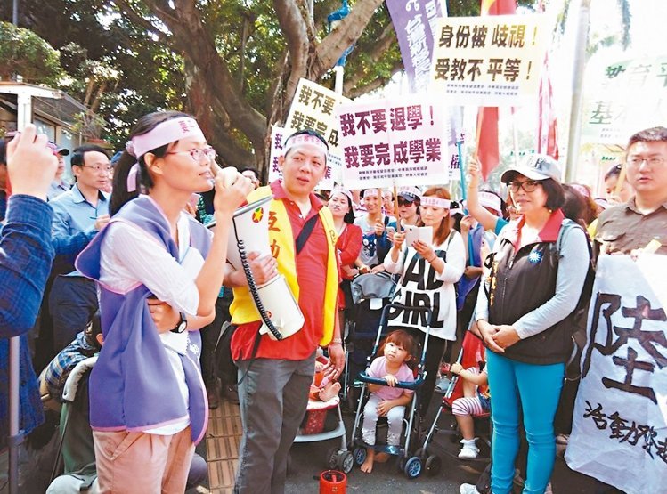 上百名大陸籍新住民日前到“教育部”前抗議,痛陳他們的子女在臺灣受教育未受到公平對待。(圖/《聯合報》) 上百名大陸籍新住民日前到“教育部”前抗議,痛陳他們的子女在臺灣受教育未受到公平對待。(圖/《聯合報》)
