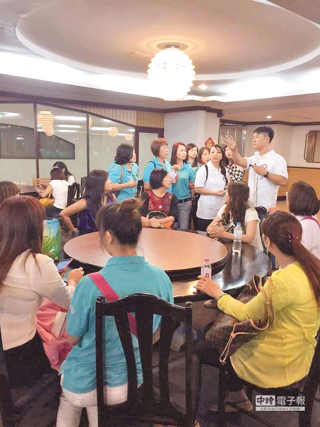 臺(tái)陸配互助患難姐妹顯團(tuán)結(jié)盼兩岸企業(yè)家支持(圖) 臺(tái)陸配互助患難姐妹顯團(tuán)結(jié)盼兩岸企業(yè)家支持(圖)