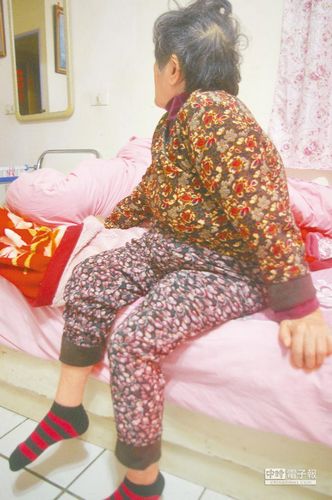 蔡芳美阿嬤再度回想起過去痛苦的往事,眼眶忍不住濕紅泛淚,對于日本道歉、賠償,她嘆可能看不到了。(來源:臺灣《中國時報》)