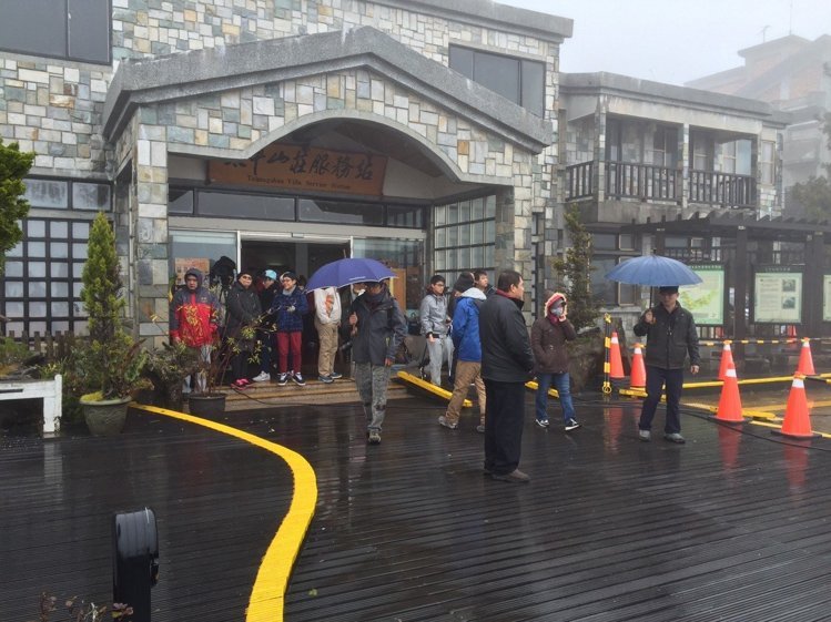 寒流襲臺 臺灣太平山涌進2000名游客等下雪(圖) 寒流襲臺 臺灣太平山涌進2000名游客等下雪(圖)