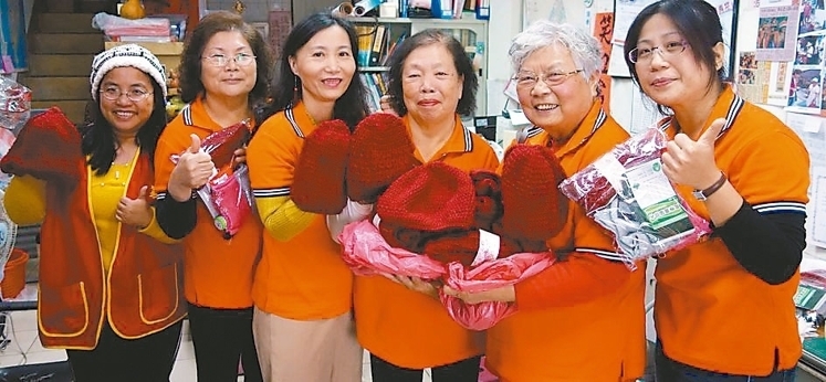 高雄市志工21天織200毛帽溫暖獨(dú)居長(zhǎng)者(圖) 高雄市志工21天織200毛帽溫暖獨(dú)居長(zhǎng)者(圖)