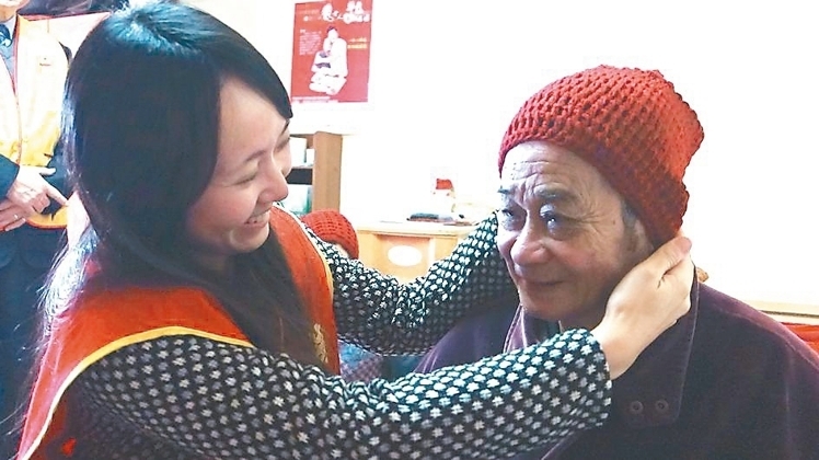高雄市志工21天織200毛帽溫暖獨(dú)居長(zhǎng)者(圖) 高雄市志工21天織200毛帽溫暖獨(dú)居長(zhǎng)者(圖)