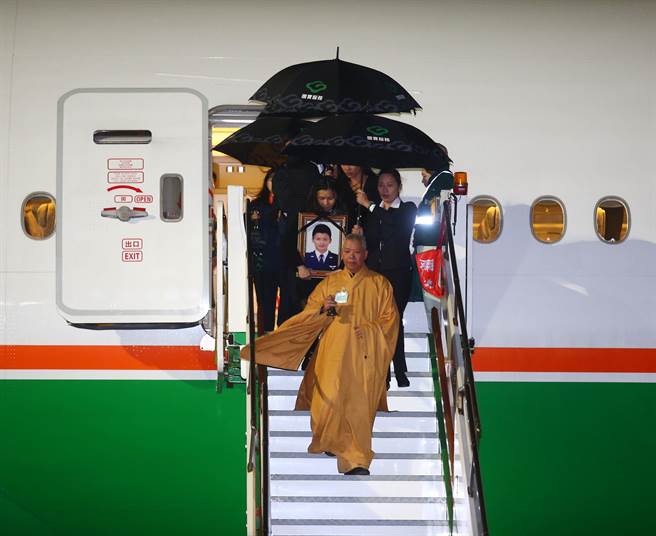 臺空軍罹難少校高鼎程遺骸今返臺 太太:回家了 臺空軍罹難少校高鼎程遺骸今返臺 太太:回家了