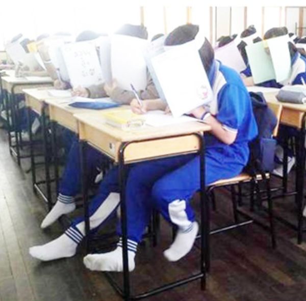 防作弊出新招 學(xué)生頭戴“誠信帽”應(yīng)考(圖) 防作弊出新招 學(xué)生頭戴“誠信帽”應(yīng)考(圖)