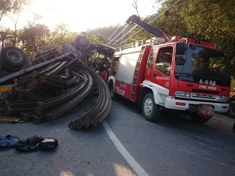 臺灣一游覽車與拖板車相撞 2人死亡20多人受傷 臺灣一游覽車與拖板車相撞 2人死亡20多人受傷