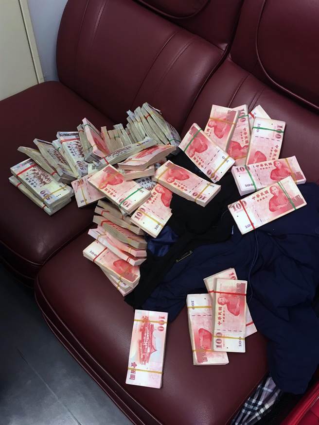 女子身藏百萬謊稱懷孕 神情緊張安檢識破 女子身藏百萬謊稱懷孕 神情緊張安檢識破