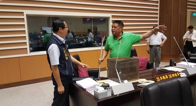 也是拼了!臺(tái)灣議員抓眼鏡蛇質(zhì)詢市政。(圖片來(lái)源:臺(tái)灣《聯(lián)合報(bào)》) 也是拼了!臺(tái)灣議員抓眼鏡蛇質(zhì)詢市政。(圖片來(lái)源:臺(tái)灣《聯(lián)合報(bào)》)