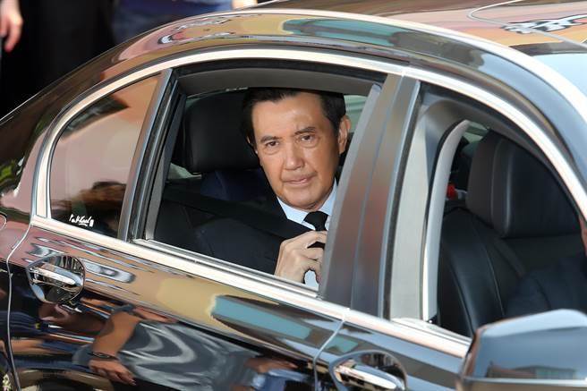 馬英九為遇難陸客鞠躬默哀 神情哀戚不發一語 馬英九為遇難陸客鞠躬默哀 神情哀戚不發一語