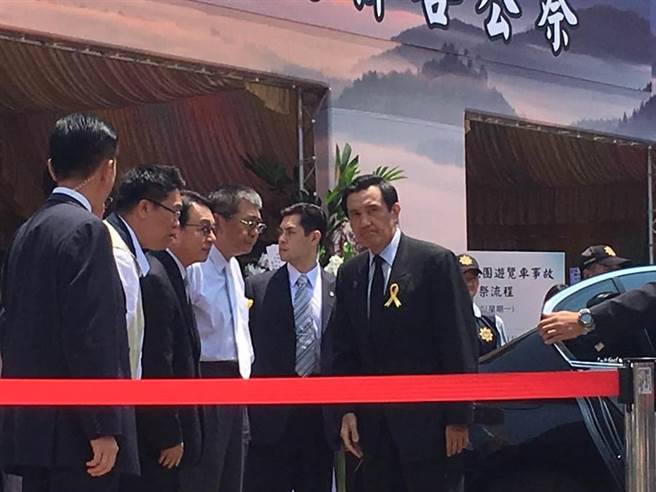 馬英九為遇難陸客鞠躬默哀 神情哀戚不發一語 馬英九為遇難陸客鞠躬默哀 神情哀戚不發一語