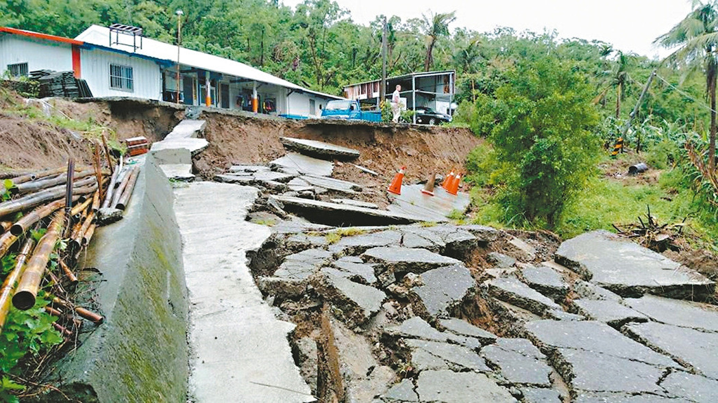 臺東連日暴雨致道路多處塌方猶如“孤城”。 臺東連日暴雨致道路多處塌方猶如“孤城”。