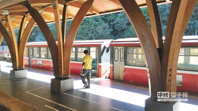 阿里山森林鐵路山上班車,游客稀少 阿里山森林鐵路山上班車,游客稀少